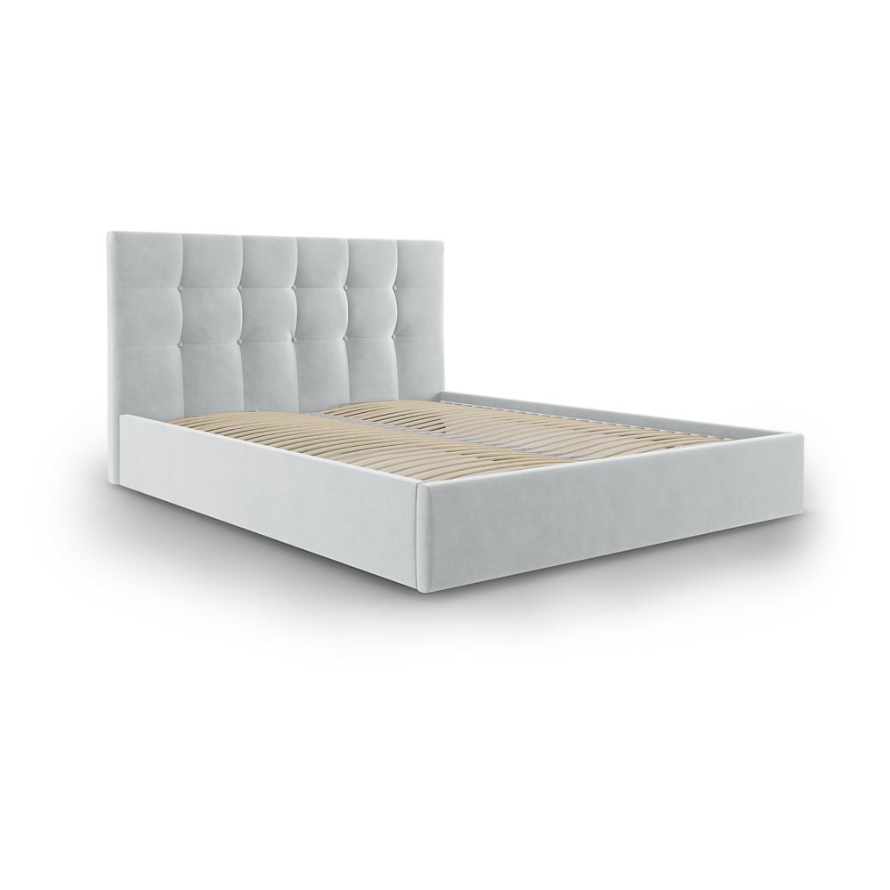 Světle šedá čalouněná dvoulůžková postel s úložným prostorem s roštem 140x200 cm Nerin – Mazzini Beds