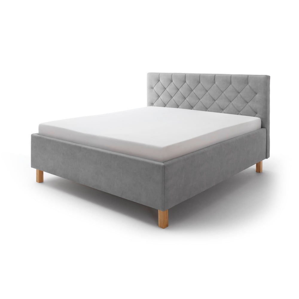 Světle šedá čalouněná dvoulůžková postel s úložným prostorem s roštem 180x200 cm San Remo – Meise Möbel